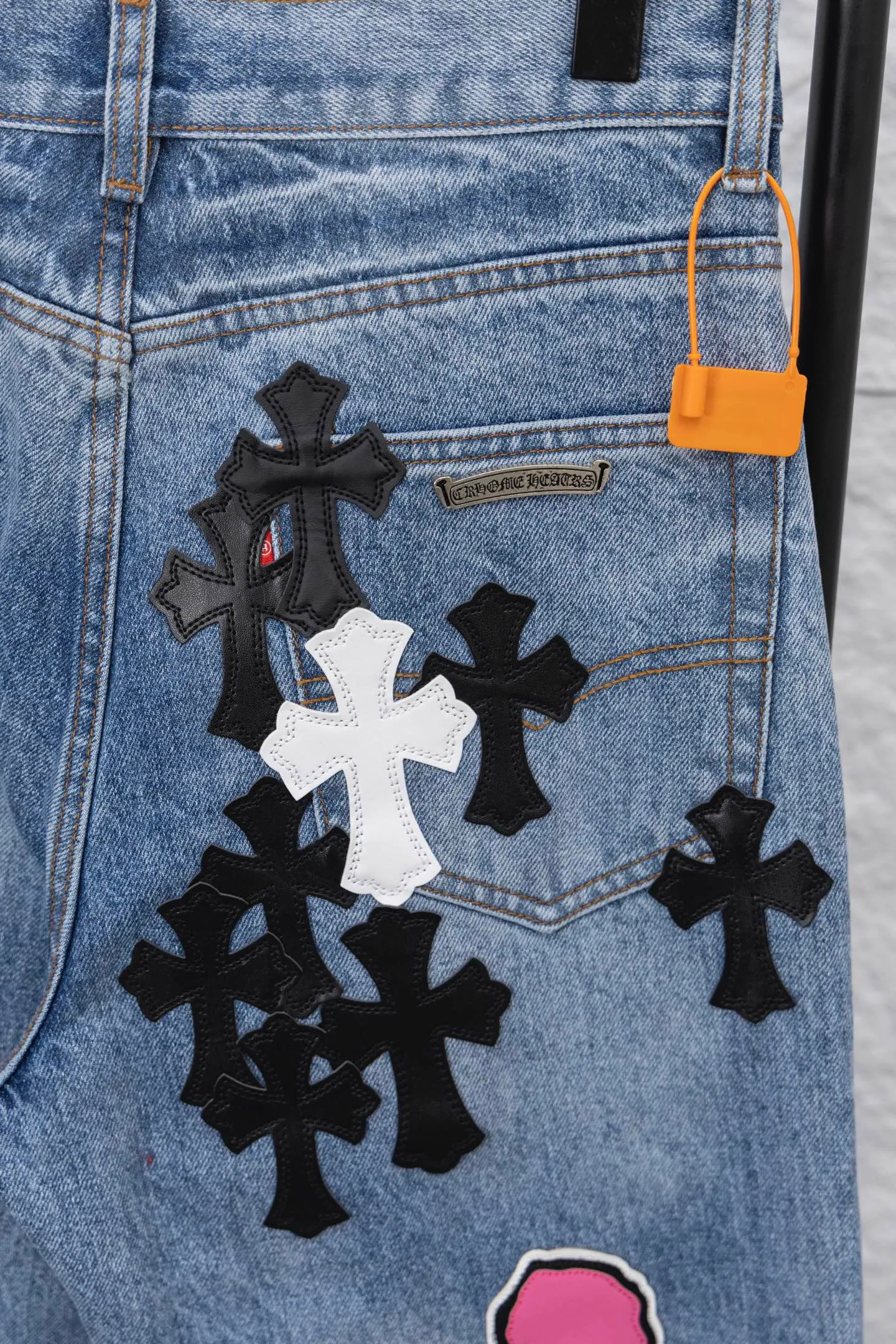 P320 model number/F095 CH Chromehearts blue graffiti cross patchwork leather heavy-duty cow king jeans, cabinet price 34W level, patchwork cross pattern embellishment, washed jeans! ! An absolutely high-end luxury product, a 1.9W-level god-level single product, a super popular product, made by top heavy industry, a magic weapon that cannot be missed!  [About Zangyin] This is an extremely luxurious fashion brand that can also be called the aristocracy of the high street. It has always been an exclusive brand for some hipsters or rich second generations. Compared with ordinary high streets, it is more luxurious and noble. Compared with luxury brands, it is more fashionable and individual. It has always been a brand that I have a special liking for. [Top heavy industry fashion design] Consistently high-street luxury style. Speaking of this style, the Zangyin family and GU family are definitely the leading representative brands. Especially the Zangyin family has really achieved a state-of-the-art effect in creating high-street style. The unique washed material is used to create this style. The color system is already quite eye-catching. After it is decorated with patchwork cross flowers, it cleverly highlights the charm of the brand. Secondly, this style uses classic The high-waist cutting design highlights the long legs and fashionable temperament of the upper body. The brand is highly recognizable and the slim fit configuration is more suitable for daily wear. It is a product that interprets personality, fashion, and specifications at a glance. This single product is enough to make any fan excited. It can be a white T-shirt for a youthful college style, or a tight suspender for a royal style. It has strong matching ability and can be easily controlled by men.   [Materials and craftsmanship] Needless to say, this point goes without saying. As an excellent craftsman brand, Zangyin’s requirements for details and craftsmanship are really perfect. The washed color of this model has gone through so many processes, not to mention the embellishment of denim appliques. It is also purely hand-made and sewn. Just like what they believe in, only hand-made things have soul and have the meaning of wear. A top-notch heavy-duty fashionable denim item, I look forward to your perfect interpretation! !   Color: Blue Version: Loose
